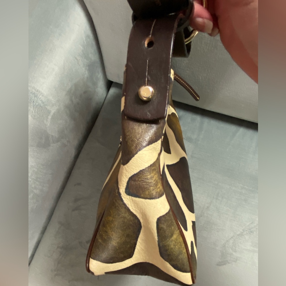 EUC Dooney and Bourke like new vintage giraffe print shoulder bag.7.5”Hx12”Wx4”D - Picture 13 of 17